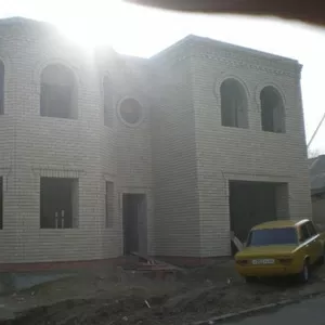 Каменщики, кладка кирпича.