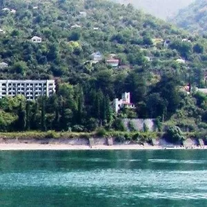 Продаётся загородный особняк принца Ольденбургского на берегу моря.