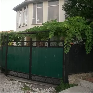 Продам 2эт. дом в Центре Новороссийска о/п 260 кв. м.,  ж/п 165 кв. м.