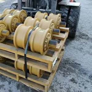 Каток опорный двубортный для Komatsu D375 A-3
