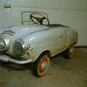 Куплю педальный жестяной автомобильчик.