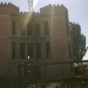 Продается трех этажный дом без отделки